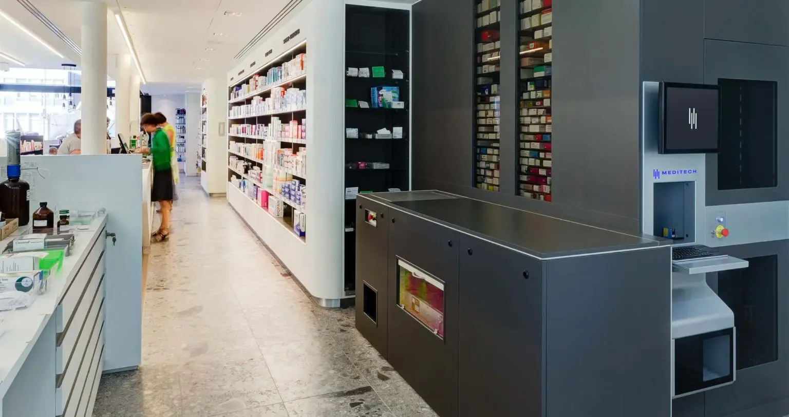 Farmacia con robot Meditech y cargador MT OPTIMAT